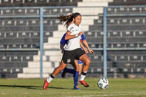 Glória Lira marcou dois gols na vitória por 7 a 1 do Corinthians contra o Recanto da Criança. Foto: Julio Zerbatto Mendez
