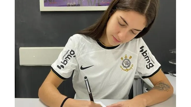 Laura Garcia, de 17 anos assina contrato com o Timão. Foto: Instagram/@laura_g_scheuer