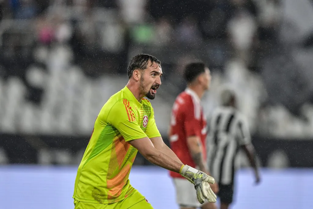 RJ – RIO DE JANEIRO – 11/05/2025 – BRASILEIRO A 2025, BOTAFOGO X INTERNACIONAL – Anthoni goleiro do Internacional durante partida contra o Botafogo no estadio Engenhao pelo campeonato Brasileiro A 2025. Foto: Thiago Ribeiro/AGIF