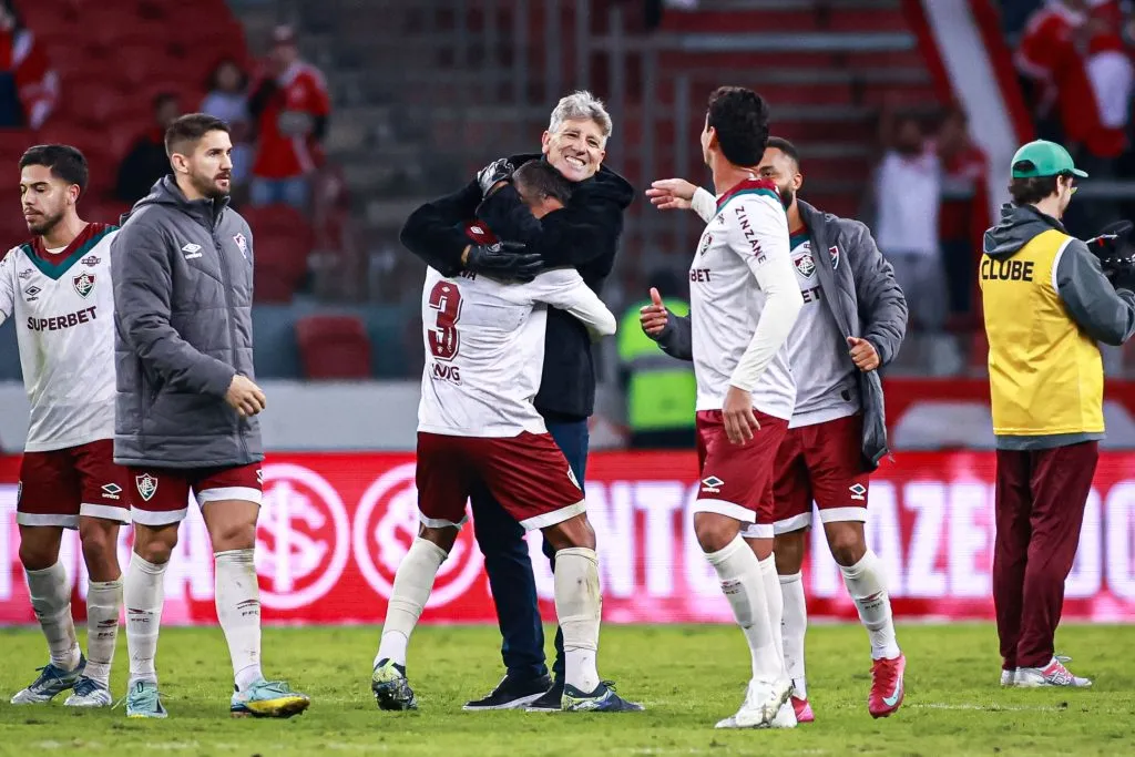 Jogadores do Fluminense comemoram vitória ao final da partida contra o Internacional – Foto: Maxi Franzoi/AGIF