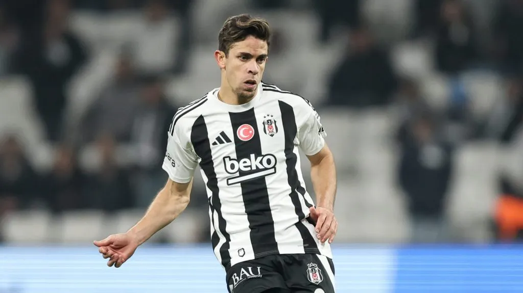 Gabriel Paulista em partida pelo Besiktas.  (Photo by Ahmad Mora/Getty Images)