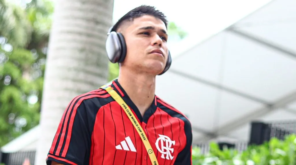 Luiz Araújo chegando a estádio. Foto: Gilvan de Souza/CRF