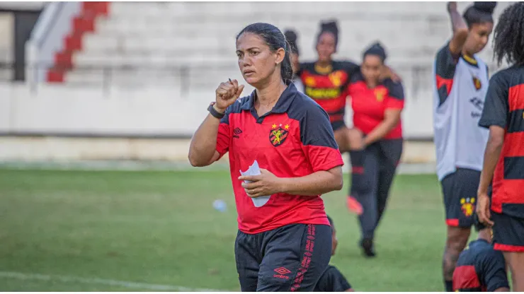 Regiane Santos foi desligada do comando do elenco feminino do Sport - Foto: Tiago Pavão/ Sport Recife