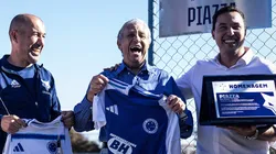 Wilson Piazza recebeu placa da diretoria do Cruzeiro. Foto: Gustavo Aleixo/Cruzeiro.