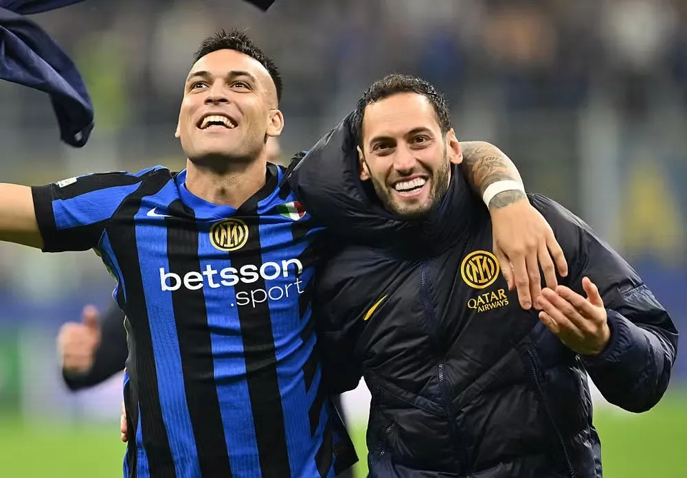 Lautaro Martínez e Hakan Çalhanoglu, da Inter de Milão - Foto: Giuseppe Bellini/Getty Images.