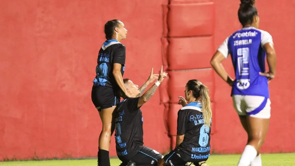 Jogadoras do Grêmio celebram gol contra o Cruzeiro