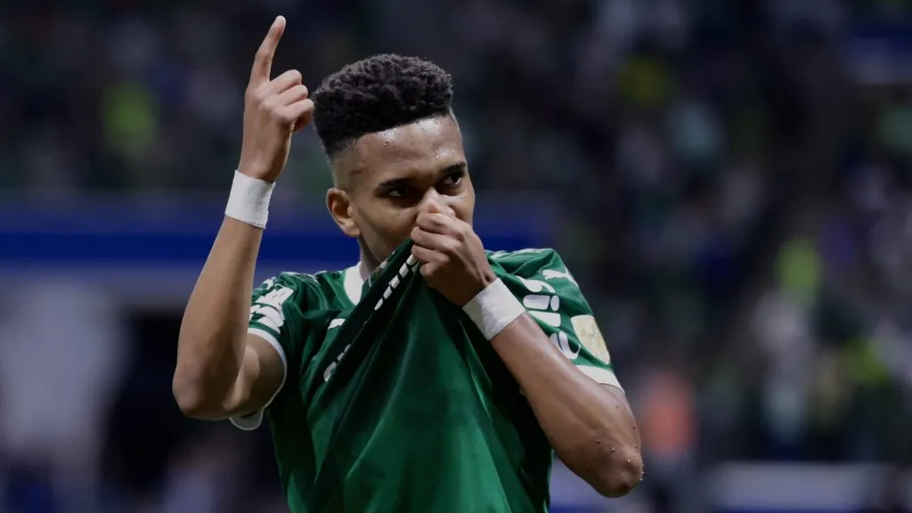 Estêvão comemorando pelo Palmeiras – Foto: Marcello Zambrana/AGIF