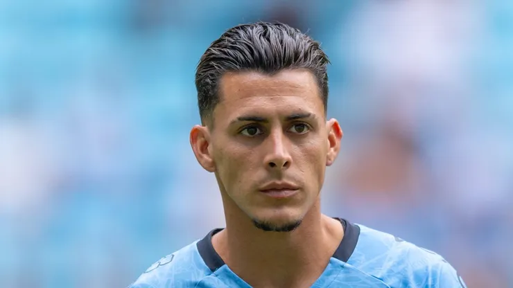 Cristian Pavón durante partida do Brasileirão Betano de 2025.