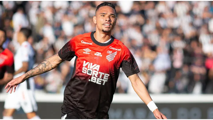 Luiz Fernando comemora gol marcado pelo Athletico. Foto: Sipa US / Alamy Stock Photo