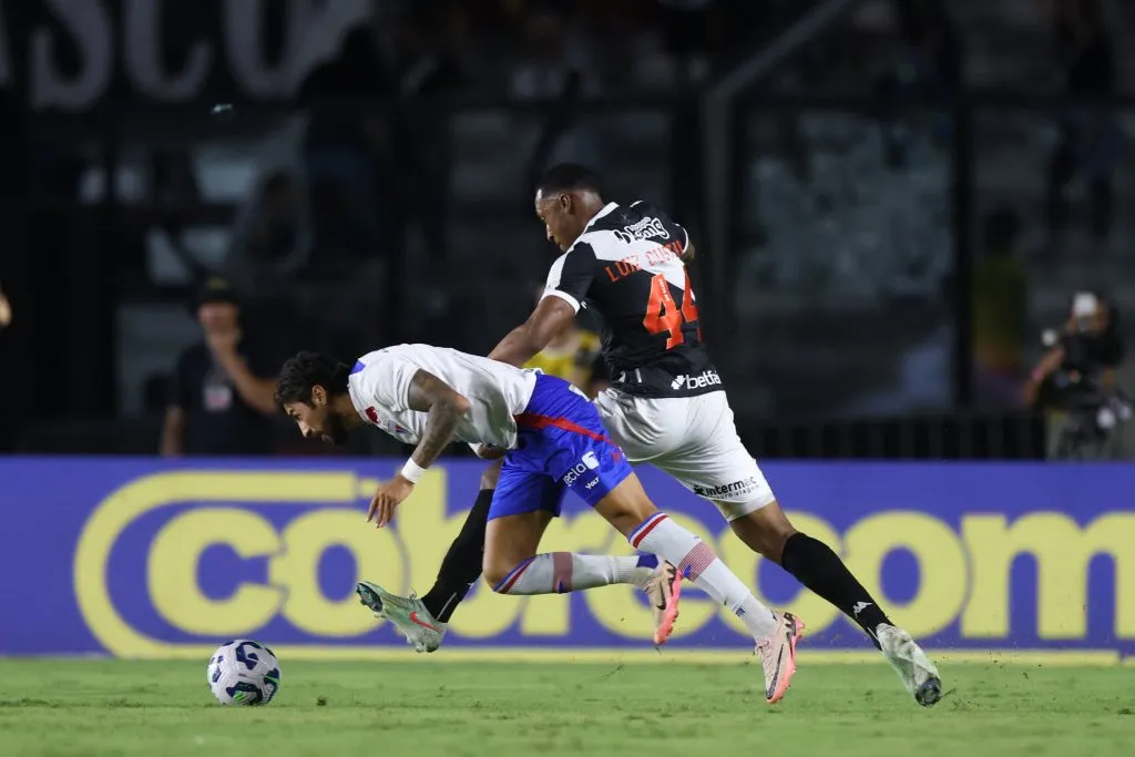 RIO DE JANEIRO, BRAZIL – MAY 17: Luiz Gustavo of Vasco Da Gama fights for the ball with Lucero of Fortaleza during a Brasileirao 2025 match between Vasco da Gama and Fortaleza at Sao Januario Stadium on May 17, 2025 in Rio de Janeiro, Brazil. (Photo by Lucas Figueiredo/Getty Images)