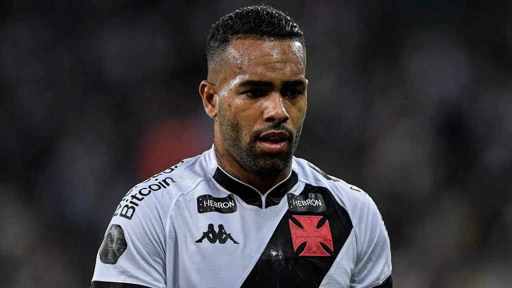 Alex Teixeira jogador do Vasco durante partida contra o Flamengo no estádio Maracanã pelo campeonato Carioca 2023. Foto: Thiago Ribeiro/AGIF