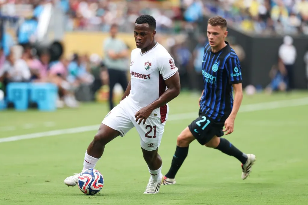 CHARLOTTE, NORTH CAROLINA – JUNE 30: Jhon Arias #21 of Fluminense FC runs with the ball while under pressure from Kristjan Asllani #21 of FC Internazionale Milano during the FIFA Club World Cup 2025 round of 16 match between FC Internazionale Milano and Fluminense FC at Bank of America Stadium on June 30, 2025 in Charlotte, North Carolina. (Photo by Michael Reaves/Getty Images)