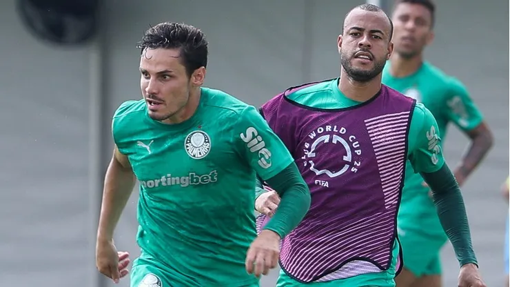 Raphael Veiga e Mayke foram acionados por Abel em treino do Palmeiras nesta 3ª