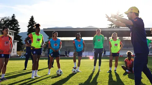 Arthur Elias durante treino com a Seleção. Foto: Lívia Villas Boas/CBF