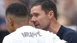 Xabi Alonso conversa com Mbappé após gol de Gonzalo Garcia em Real Madrid x Juventus.