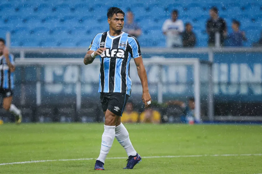 Arezo deseja jogar com frequência em outra equipe. Foto: Maxi Franzoi/AGIF