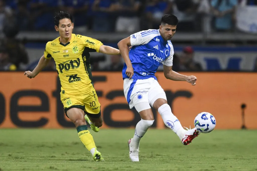 BELO HORIZONTE, BRAZIL – MARCH 29: Mateo Gamarra (R) of Cruzeiro and Chico Kim (L) of Mirassol fight for the ball during the match between Cruzeiro and Mirassol as part of Brasileirao 2025 at Mineirão Stadium on March 29, 2025 in Belo Horizonte, Brazil. (Photo by Pedro Vilela/Getty Images)