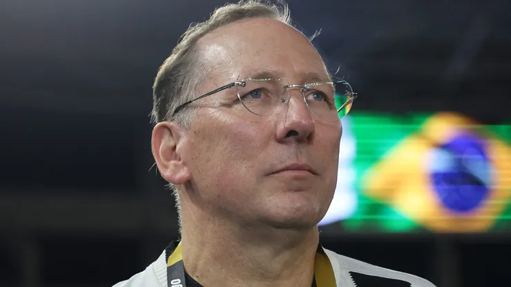 Nome de Pedro Caixinha agrada Textor como possível substituto de Paiva no Botafogo.