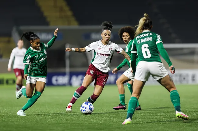 Kamilla, camisa 11 das Guerreiras do Fluminense disputa lance com adversárias do Palmeiras, na Arena Barueri, pela 14ª rodada do Brasileirão Feminino A1. Foto: Marina Garcia/FFC