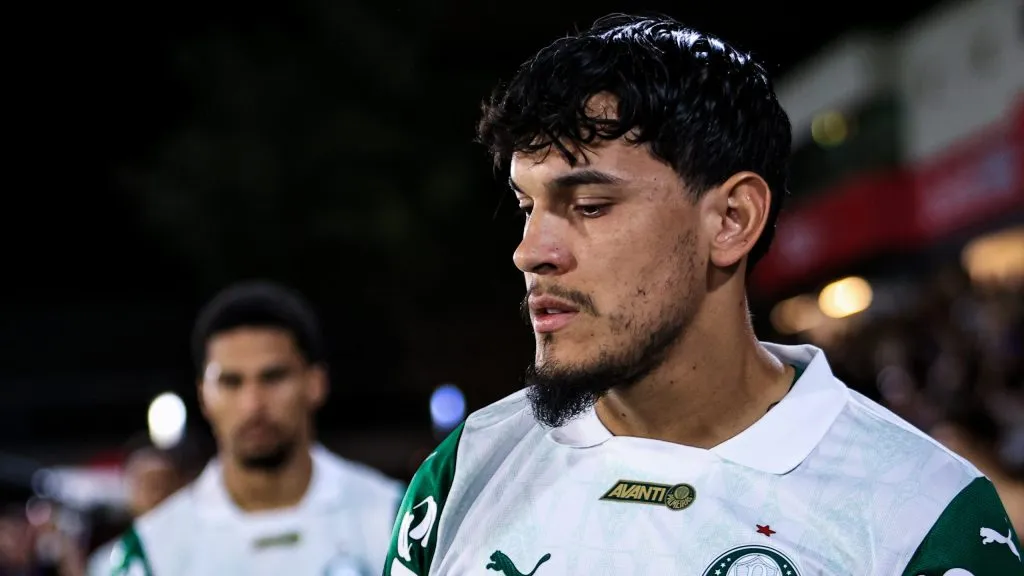 Gustavo Gómez está fora do jogo frente ao Chelsea-ING. Foto: Fabio Giannelli/AGIF.