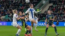 Jogadora da Finlândia disputa bola aérea em partida diante da Escócia. Foto: Grizzly Bear Media / Alamy Stock Photo