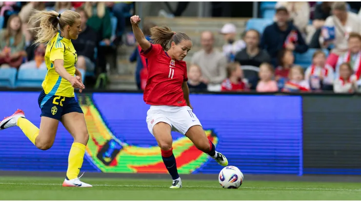 Guro Reiten busca chute em partida pela Noruega. Foto: SPP Sport Press Photo. / Alamy Stock Photo