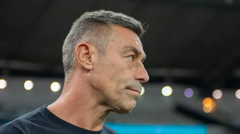 RJ - RIO DE JANEIRO - 13/04/2025 - BRASILEIRO A 2025, FLUMINENSE X SANTOS - Pedro Caixinha tecnico do Santos durante partida contra o Fluminense no estadio Maracana pelo campeonato Brasileiro A 2025.