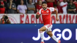 Bruno Tabata, do Internacional, revela desejo de jogar em clube mineiro (Photo by Pedro H. Tesch/Getty Images)