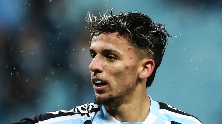 Biel durante jogo pelo Grêmio na Série B de 2022.