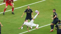 Federico Valverde finaliza de voleio em partida diante da Juventus. Foto: Associated Press / Alamy Stock Photo