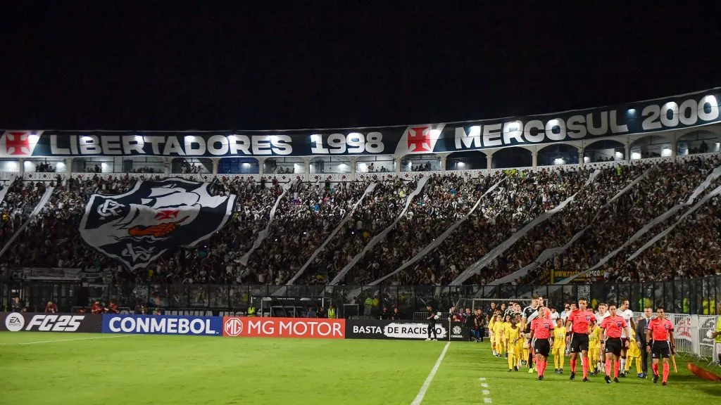 Torcedores do Vasco presentes em São Januário. Foto: Thiago Ribeiro/AGIF.