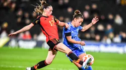 Jogadoras da Bélgica e Itália dividem a bola. Foto: SPP Sport Press Photo. / Alamy Stock Photo