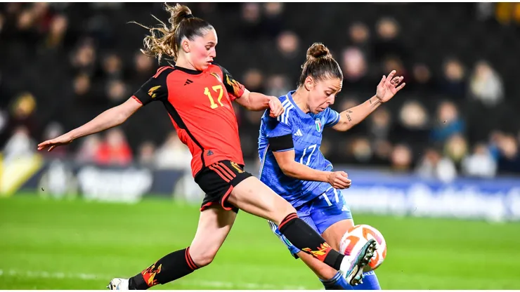 Jogadoras da Bélgica e Itália dividem a bola. Foto: SPP Sport Press Photo. / Alamy Stock Photo