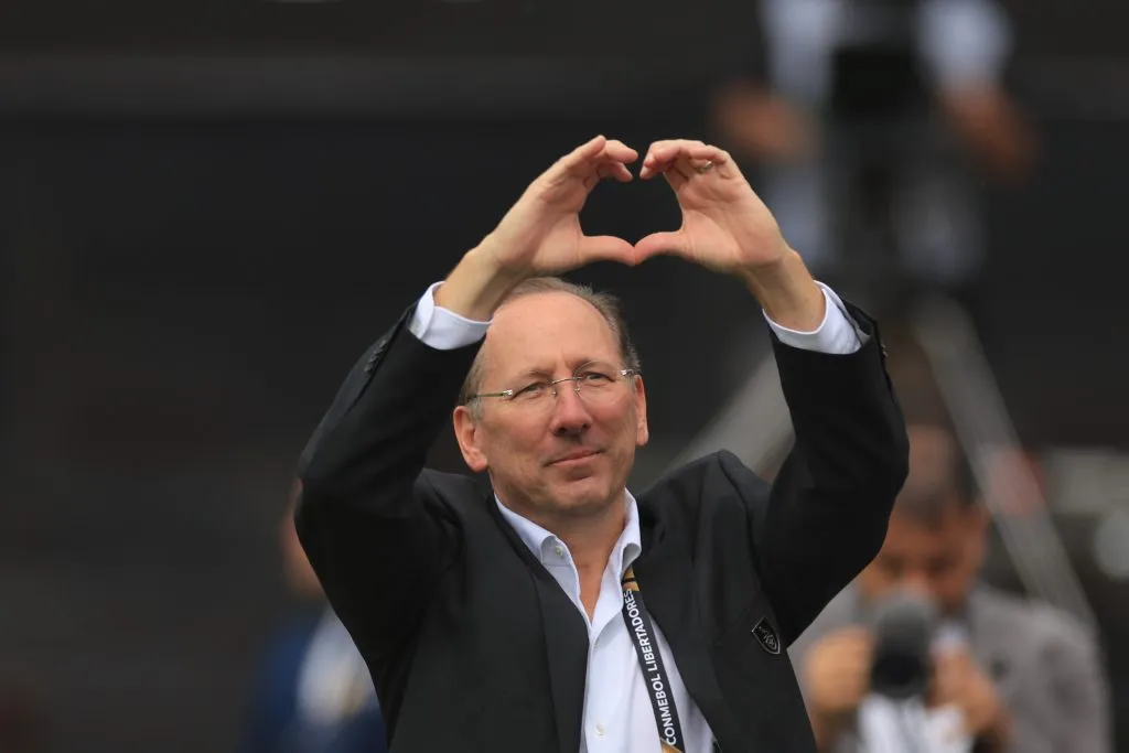 BUENOS AIRES, ARGENTINA – NOVEMBER 30: John Textor, Owner of Botafogo, waves to fans prior to the Copa CONMEBOL Libertadores 2024 Final between Atletico Mineiro and Botafogo at Estadio Más Monumental Antonio Vespucio Liberti on November 30, 2024 in Buenos Aires, Argentina. (Photo by Buda Mendes/Getty Images)
