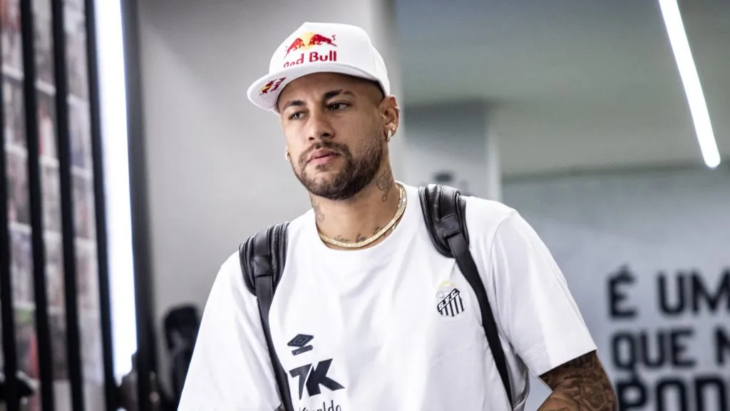 Neymar renovou com o Santos até dezembro de 2025.