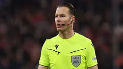 Danny Makkelie em ação nas quatro linhas. Foto: Alexander Hassenstein/Getty Images.