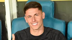 Brian Rodríguez no banco de reservas em jogo do Uruguai.