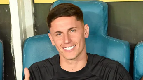 Brian Rodríguez no banco de reservas em jogo do Uruguai.