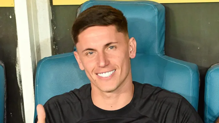Brian Rodríguez no banco de reservas em jogo do Uruguai.
