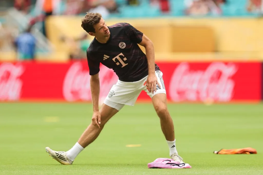 MIAMI GARDENS, FLORIDA – JUNE 29: Thomas Mueller #25 of FC Bayern Munchen warms up prior to the FIFA Club World Cup 2025 round of 16 match between CR Flamengo and FC Bayern München at Hard Rock Stadium on June 29, 2025 in Miami Gardens, Florida. (Photo by Michael Reaves/Getty Images)