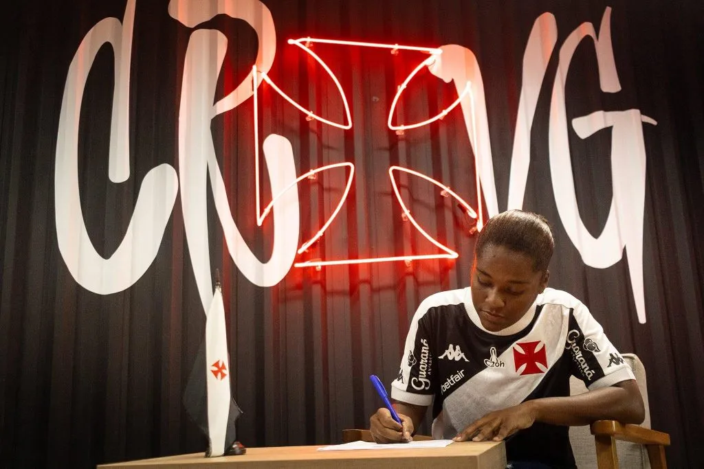 Zagueira, Gabi Rocha, assina com o Gigante da Colina. Foto: Dikran Sahagian/Vasco