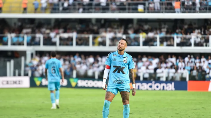 Neymar, durante partida contra o Botafogo no estadio Vila Belmiro pelo campeonato Brasileiro A 2025. Foto: Jota Erre/AGIF