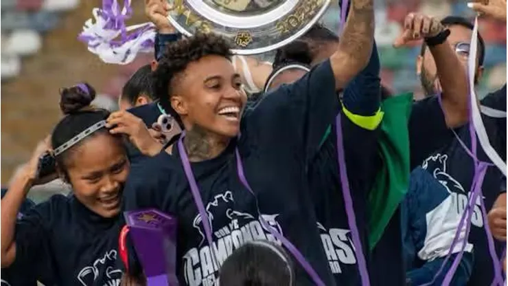 Annaysa comemorando título. Foto: Divulgação/Alianza Lima