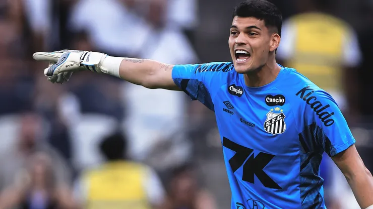 Gabriel Brazao, goleiro do Santos durante partida contra o Corinthians no estadio Arena Corinthians pelo campeonato Brasileiro A 2025. Foto: Ettore Chiereguini/AGIF