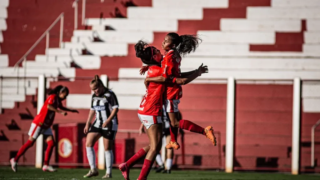 Elenco do Vila Nova feminino em campo