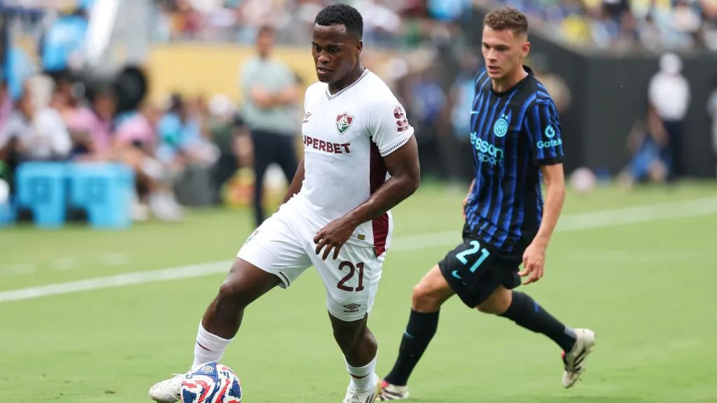 CHARLOTTE, NORTH CAROLINA – JUNE 30: Jhon Arias #21 of Fluminense FC runs with the ball while under pressure from Kristjan Asllani #21 of FC Internazionale Milano during the FIFA Club World Cup 2025 round of 16 match between FC Internazionale Milano and Fluminense FC at Bank of America Stadium on June 30, 2025 in Charlotte, North Carolina. (Photo by Michael Reaves/Getty Images)