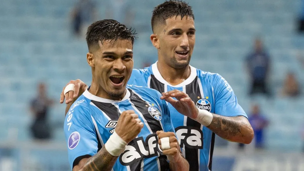RS – PORTO ALEGRE – 08/04/2025 – COPA SUL-AMERICANA 2025, GREMIO X ATLETICO GRAU – Matias Arezo jogador do Gremio comemora seu gol com Christian Olivera jogador da sua equipe durante partida contra o Atletico Grau no estadio Arena do Gremio pelo campeonato Copa Sul-americana 2025. Foto: Liamara Polli/AGIF