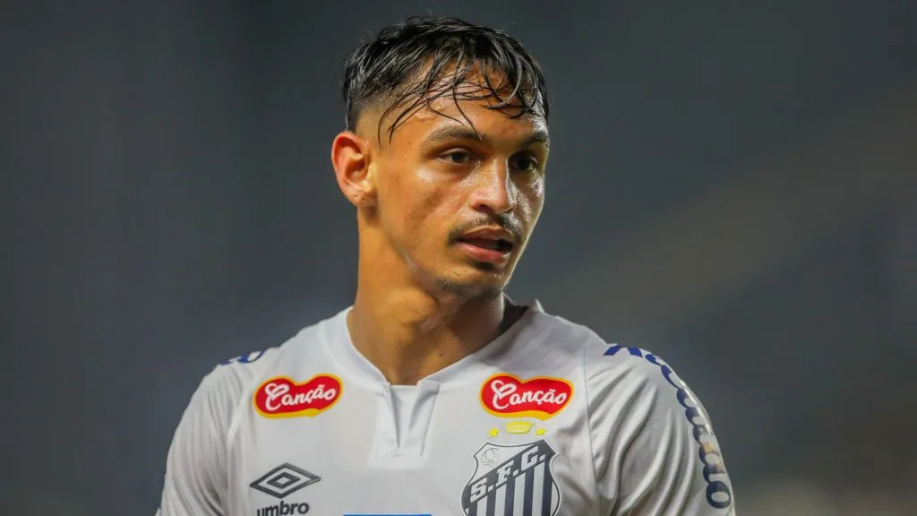 SP – SANTOS – 30/08/2024 – BRASILEIRO B 2024, SANTOS X PONTE PRETA – Weslley Patati jogador do Santos durante partida contra o Ponte Preta no estadio Vila Belmiro pelo campeonato Brasileiro B 2024. Foto: Reinaldo Campos/AGIF