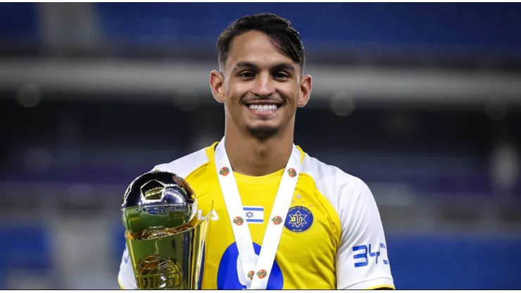 Weslley Patati conquistou o primeiro título pelo Maccabi Tel Aviv em Israel (Crédito: Divulgação)