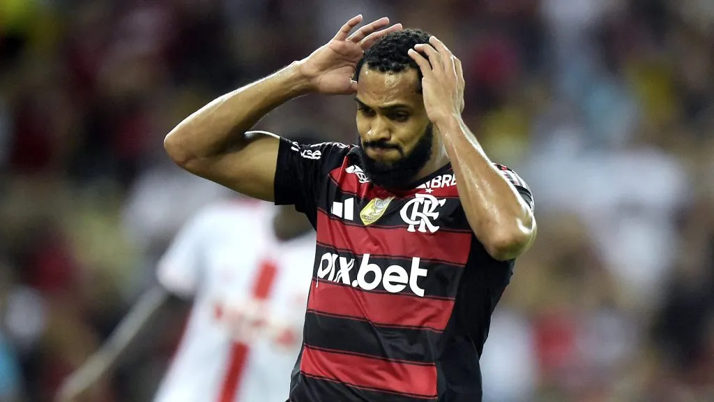 Juninho jogador do Flamengo lamenta durante partida contra o Internacional no estadio Maracana pelo campeonato Brasileiro A 2025. Foto: Alexandre Loureiro/AGIF